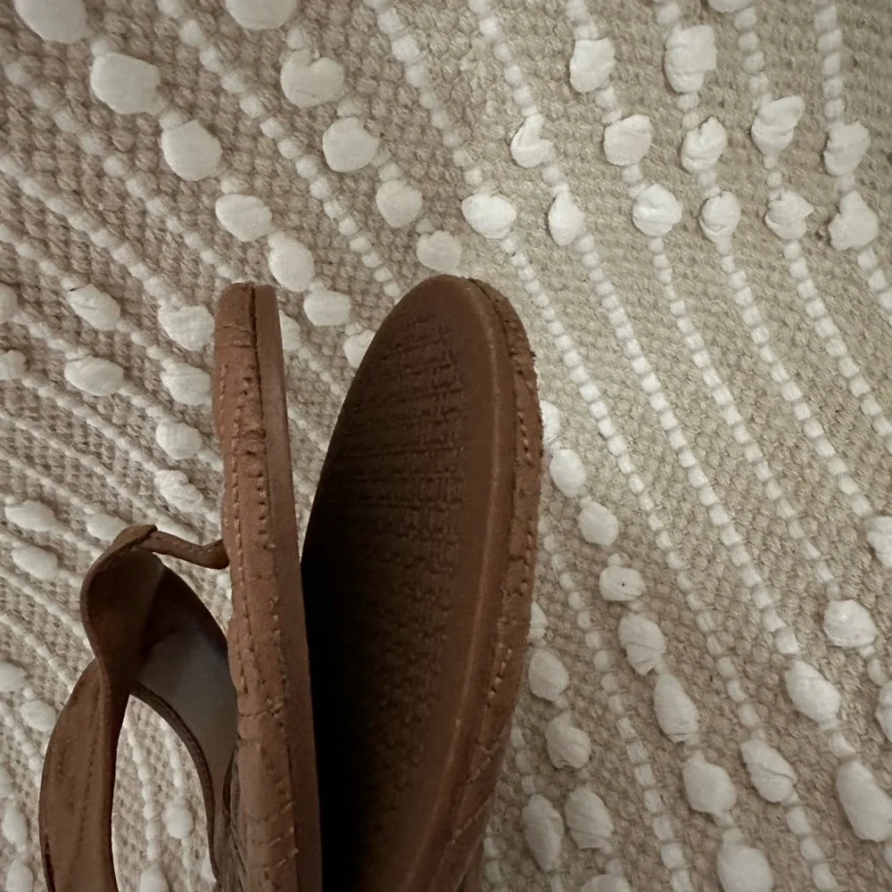 Tory Burch Tan Brown Sandals with Embossed Design - Picture 2 of 6